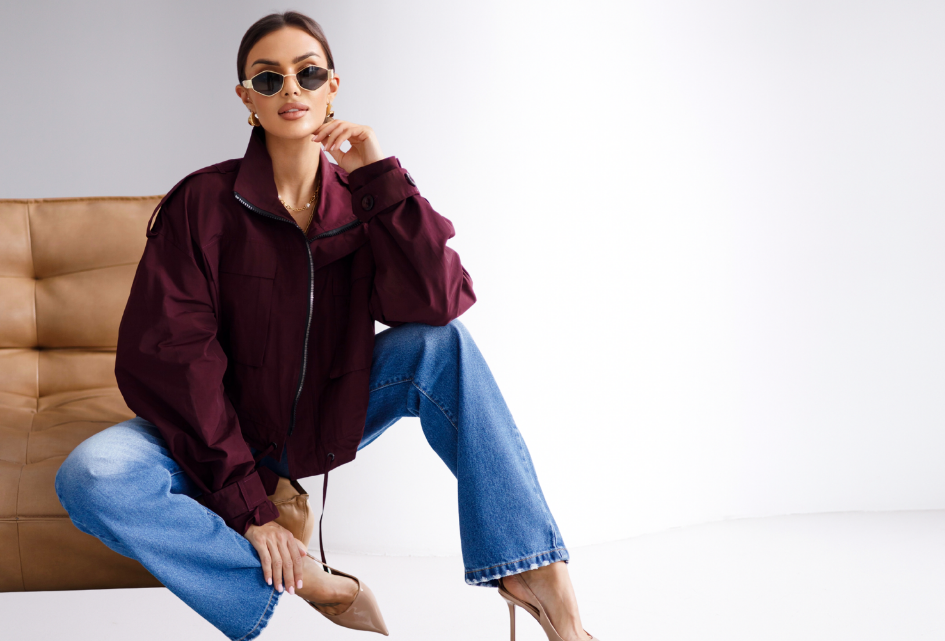 Siedząca kobieta na walizce