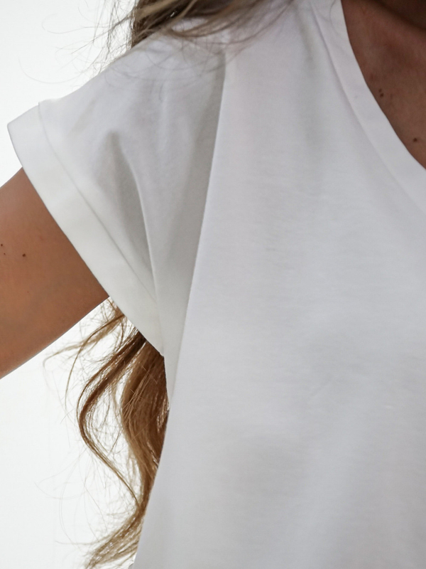 V-NECK T-shirt white
